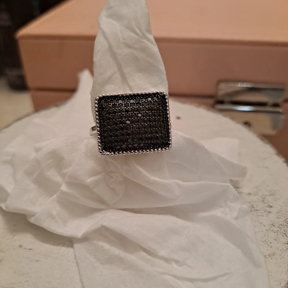 Size 10 ring - Picture 3 of 4